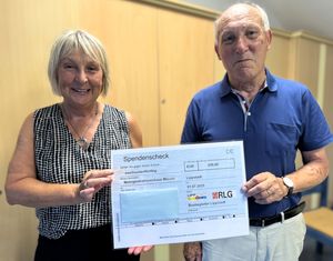 Heiner Wixmerten übergab eine Spende in Höhe von 250 Euro an Nanni Schütte für das Mehrgenerationenhaus Mikado. Foto: Stadt Lippstadt