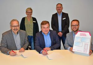 Bürgermeister Arne Moritz (M.) und Jürgen Koch, Regionalmanager der Telekom (l.) unterzeichneten in Anwesenheit von Marco Koch, Teamleiter Telekom für den Breitbandausbau (r.) sowie Alfons Strümper (hinten rechts), Fachdienstleiter Straßenbau bei der Stadt Lippstadt und Birgit Schäpermeier (hinten links) vom Fachdienst Organisation den „Letter of Intent“, um den Glasfaserausbau in der Altstadt auf den Weg zu bringen. Foto: Stadt Lippstadt