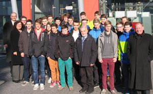 Die Schülergruppe des Gymnasium Warstein beim Rundgang auf dem Firmengelände der Infineon AG in Belecke