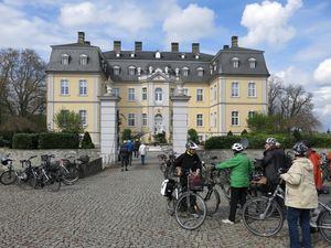Schoss Schwarzenraben Radfahrer
