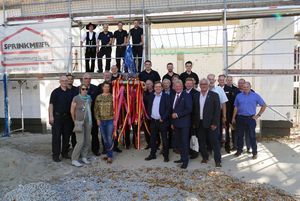 Vertreter von Feuerwehr, Politik, Verwaltung und am Bau beteiligter Firmen feierten jetzt gemeinsam Richtfest am Feuerwehrgerätehaus in Bökenförde. Foto: Stadt Lippstadt