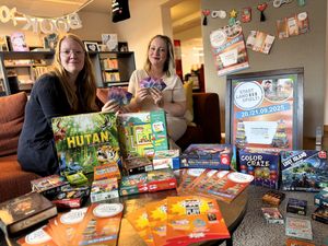 Kathrin Heberle und Darja Lerch und vom Team der Stadtbücherei freuen sich auf ein tolles Spielwochenende. Foto: Stadt Lippstadt