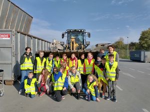 Das städtische Jugend- und Familienbüro lud in den Ferien Kinder ein, zum Thema Müll zu forschen. Mit dem Entdeckerclub ging es nach Erwitte zum Abfallwirtschaftszentrum der ESG. Foto: Stadt Lippstadt
