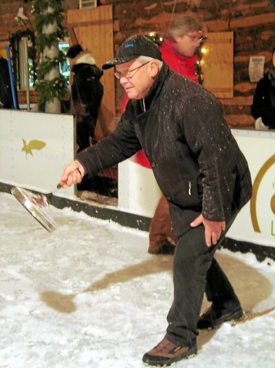Weihnachtsmarkt Eisstockschießen