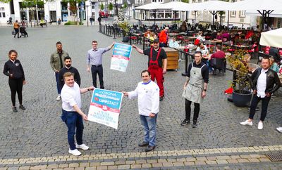 Gemeinsam mit den beteiligten Gastronomen gab Lippstadts Bürgermeister Arne Moritz (vorne links) den Startschuss für das Modellprojekt für die Außengastronomie in Lippstadt. Foto: Wirtschaftsförderung Lippstadt