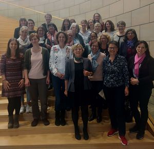 Die Teilnehmerinnen der Seminarreihe „Mehr Frauen in die lokale Politik“ besuchten gemeinsam mit Marlies Stotz den Landtag. Foto: Stadt Lippstadt