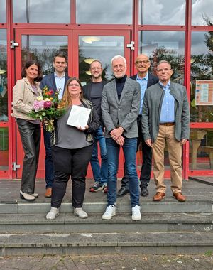 Von Schulrat Dirk Haupt (3.v.r.) erhielt Claudia Kuhlmann (3.v.l.) jetzt die Ernennungsurkunde als Schulleiterin der Grundschule Lipperode/ Lipperbruch. Es gratulierten (v.l.): Sabine Pfeffer, Jannis Kemper, Uwe Thiesmann, Manfred Strieth und Gunther Schmich.  Foto: privat