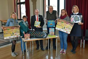 „Spielen ist wieder absolut im Trend.“ Das wissen die Veranstalter der 14. Spieleausstellung und freuen sich darum auf zahlreiche Besucher in der Stadtbücherei: (v.l.) Kathrin Militzer, Ulrike Weyrich, Michael Arens, Manfred Kappe, Bianca Köppen und Jan Schumacher.   Foto: Stadt Lippstadt