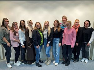 Madelaine Schürmann, Irina Kembel, Helene Dick, Yasemin Cicek, Vanessa Hüls, Veronika Kaufmann, Anna König, Jana Florek, Annette Stoldt, Jessica Behrens-Gomez sowie Alexandra Bobb (v.l.) bilden den neuen Stadtelternrat in Lippstadt. Foto: Stadt Lippstadt