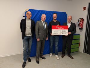 (v.l.n.r.): Manfred Strieth, Wolfgang Schwade und Martin Risse übergaben die Spende in Höhe von 1.500 Euro an Dennis Kramer (Mitte).
