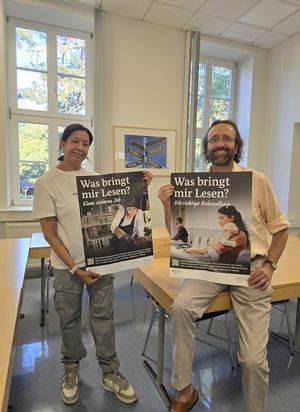 Das Team der Volkshochschule macht zum Weltalphabetisierungstag auf die eigenen Angebote aufmerksam und steht Interessierten für Beratung zur Verfügung. Foto: VHS Lippstadt