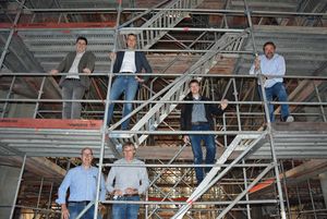 Die Sanierung schreitet voran: (v.l.n.r.) Pfarrer Thoma Hartmann, Alexander Tschense, Küster Carsten Hess und Dieter Mathmann von der Stadt Lippstadt tauschen sich regelmäßig mit Bauingenieur Werner Lücke (Ingenieurbüro Rohrberg) und Andreas Ahlers (Firma ars colendi) über den Fortschritt aus. Foto: Stadt Lippstadt