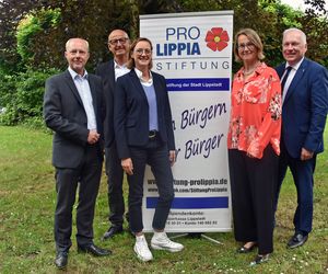 Alter und neuer Vorstand der Stiftung „Pro Lippia“ (v.l.): Martin Risse, Manfred Strieth, Gabriele Staats, Dorothee Jungeblodt und Wolfgang Schwade. Foto: Stadt Lippstadt