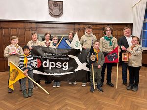 Traditionell übergeben die Pfadfinder das Friedenslicht im Rathaus an den Bürgermeister.  Foto: Stadt Lippstadt