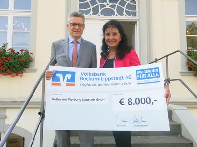 Junges Theater 18 / 19 Scheckübergabe