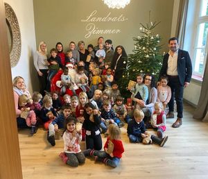 Die Lummerlandkinder trafen im alten Landratsamt mit dem Nikolaus zusammen. Foto: privat