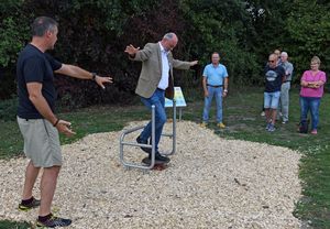 Nach der Einweisung durch Sportwissenschaftler Oliver Seitz war Matthias Marx von der IKK Classic als Sponsorenvertreter der erste, der das neue Gerät „Kniebeuge mit Wackelplatte“ testen durfte.