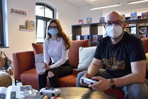Im neuen Gaming-Bereich gemütlich auf dem Sofa sitzen und spielen: Nicos Sprenger und Ayleen Rerich vom Team der Stadtbücherei machen es schon mal vor und freuen sich auf viele Besucher. Foto: Stadt Lippstadt