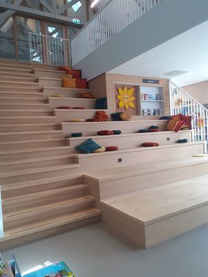 Bücherei, Lernecken und Internetzugänge des „dorpshuis“ werden gerne von den Schülerinnen und Schülern der benachbarten Grundschule genutzt. Foto: Stadt Lippstadt