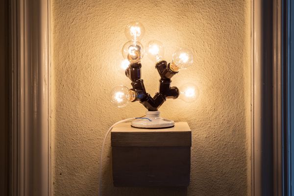 Rauminstallation mit dem Titel "Literarische Glühbirnen" des Künstlers Michael Vorfeld.