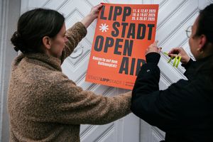 Zum Wochenende werden die ersten Plakate für das „Lippstadt Open Air“ aufgehängt. Foto: Lippstadt App