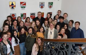 Die Schüler der Walden Grove High School besuchten gemeinsam mit ihren Austauschpartnern von der Marienschule die stellvertretende Bürgermeisterin Sabine Pfeffer im Rathaus. Foto: Stadt Lippstadt