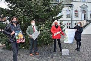  Die Weihnachtswunschbaumaktion startet: (v.l.n.r.) Ideengeberin Sabine Pfeffer, Bür-germeister Arne Moritz, Helga Rolf und Ina Struhs vom Fachdienst Jugend und Familie hoffen wieder auf die Unterstützung der Lippstädter. Foto: Stadt Lippstadt