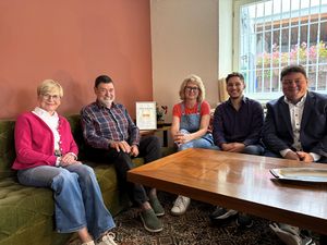 Mit der „Brocanterie“ ist die Rathausstraße nun ein Geschäft reicher: (v.r.n.l.) Holger Gebauer, Leon Brintrup, Kristin Wichert, Friedrich Wilhelm Hülsemann und Brigitte Krause freuen sich über die gelungene Übergabe. Foto: Stadt Lippstadt