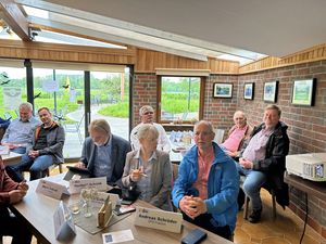 : Politikerinnen und Politiker aus Lippetal und Lippstadt informierten sich über den aktuellen Stand des interkommunalen Projektes „NaturTalenteLippe“ und die weiteren Schritte zur Bewerbung für den zweiten Stern der REGIONALE2025. Foto: Privat
