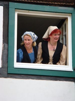 Ackerbürgerinnen am Fenster