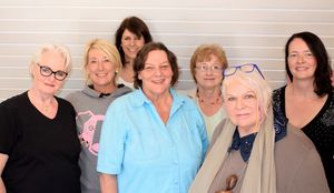 Die Malgruppe um Gisela Blaha stellt in der Musikschule aus (v.l.n.r.): Bettina Henrichs-Prager, Maria Middeke, Tanja Walprecht, Ute Zimmermann, Gisela Schnell, Gisela Blaha und Marlen Moore. Foto: privat