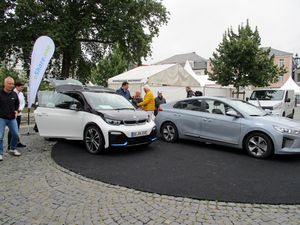 Zwei E-Fahrzeuge standen für Probefahrten bereit. Foto: Stadt Lippstadt