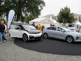 Zwei E-Fahrzeuge standen für Probefahrten bereit. Foto: Stadt Lippstadt