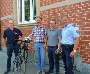 Planen gemeinsam Fahrradkontrollen in der Innenstadt: (v.l.n.r.) Christian Konrad, Außendienstmitarbeiter des Fachdienstes Sicherheit und Ordnung, Harald Wegener, Mitarbeiter Fachdienst Sicherheit und Ordnung, Thorsten Schmidt, Fachdienstleiter Sicherheit und Ordnung und Michael Linnebur, Leiter Bezirksdienst Polizeiwache Lippstadt.  Foto: Stadt Lippstadt