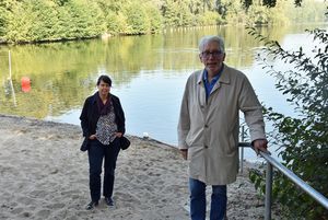 Bequemer Einstieg am Alberssee: Lothar Dreckhoff und Sascha Zelesnik-Hartmann freuen sich, dass die neue Stufenanlage gut ankommt. Foto: Stadt Lippstadt