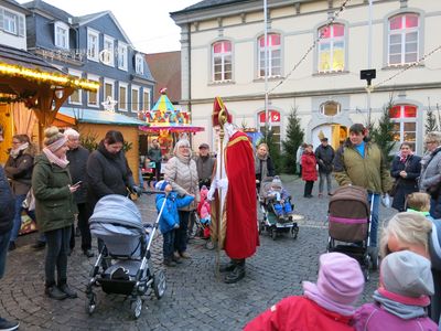 Nikolaus auf dem Weihnachtsmarkt
