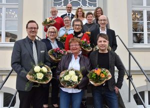 Über die guten Wünsche zur Verabschiedung oder zum Dienstjubiläum von Jutta Kleegräfe, Fachdienstleiterin Personal, Personalratsvertreterin Marion Wicker und Bürgermeister Christof Sommer (hintere Reihe v.r.n.l.) freuten sich: Jörg Bökenkötter, Angelika Twillemeier, Friedbert Brunnert (1.Reihe v.l.), Jutta Speranza, Jutta Middeke, Joachim Kosfeld (2. Reihe v.l.), Hartmut Puchner, Ingrid Göttgens und Antje Mertens (3. Reihe v.l.).  Foto: Stadt Lippstadt