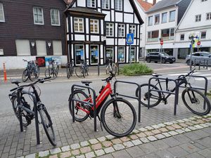 Zehn neue Anlehnbügel ermöglichen das sichere Abstellen und Anschließen von Fahrrädern. Foto: Stadt Lippstadt