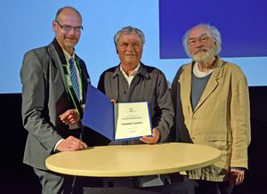 Bürgermeister Christof Sommer (l.) überreichte Norbert Langer (m.) die Urkunde und bedankte sich bei Organisator Alfred Kornemann (r.). Foto: Stadt Lippstadt