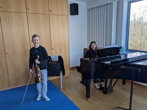 Hat erfolgreich bei den Regional- und Landeswettbewerben von „Jugend musiziert“ teilgenommen: Daniel Falkenkötter. Im Einspielraum bereiten er und seine Klavierbegleiterin sich auf den rund 10-minütigen Auftritt vor. Foto privat