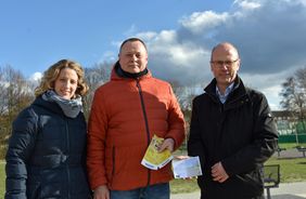 Michaela Lange (l.) und Heinrich Horstmann (r.) überreichen Alfred Schatz (m.) seinen Gewinn im neuen Viktoria-Park. Foto: Stadt Lippstadt