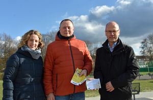 Michaela Lange (l.) und Heinrich Horstmann (r.) überreichen Alfred Schatz (m.) seinen Gewinn im neuen Viktoria-Park. Foto: Stadt Lippstadt
