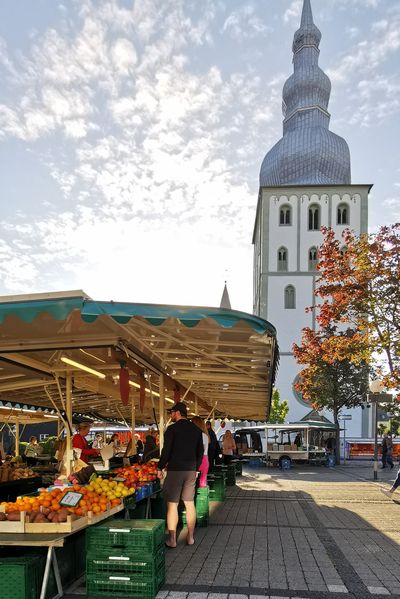Auf dem Lippstädter Wochenmarkt können Besucherinnen und Besucher mit Akteuren der Stadtgesellschaft ins Gespräch kommen. Foto: Stadt Lippstadt