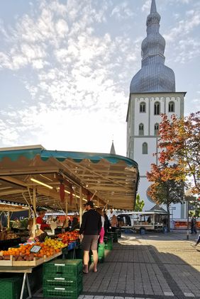 Auf dem Lippstädter Wochenmarkt können Besucherinnen und Besucher mit Akteuren der Stadtgesellschaft ins Gespräch kommen. Foto: Stadt Lippstadt