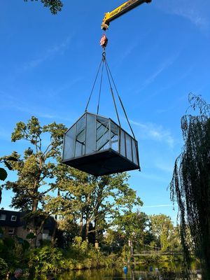 Per Kran wurde das Lichtkunstwerk „Arche“ für die Sanierung abtransportiert. Foto: Stadt Lippstadt