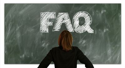FAQ mit Kreide auf Tafel geschrieben