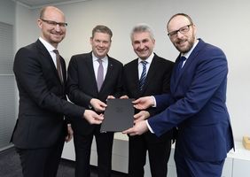 Bescheid über die erste Förderung für das neue Digitale Zentrum Mittelstand (DZM) entgegengenommen