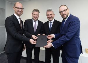 Bescheid über die erste Förderung für das neue Digitale Zentrum Mittelstand (DZM) entgegengenommen