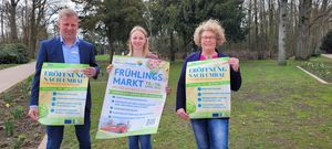 Christian Kleineheilmann, Ulrike Möring (beide Stadt Lippstadt) und Judith Quente (KWL, m.) freuen sich auf ein abwechslungsreiches Wochenende im April. Neben dem Frühlingsmarkt der Samstag und Sonntag stattfindet, werden am Sonntag außerdem der Nebelweg im Kurpark und weitere Neuerungen offiziell eingeweiht. Foto: Stadt Lippstadt