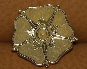 Die „Lippstädter Rose“ ist eine Ehrenadel in Form der Lipperose. Vorschläge können noch bis zum 15. September an den Bürgermeister eingereicht werden.